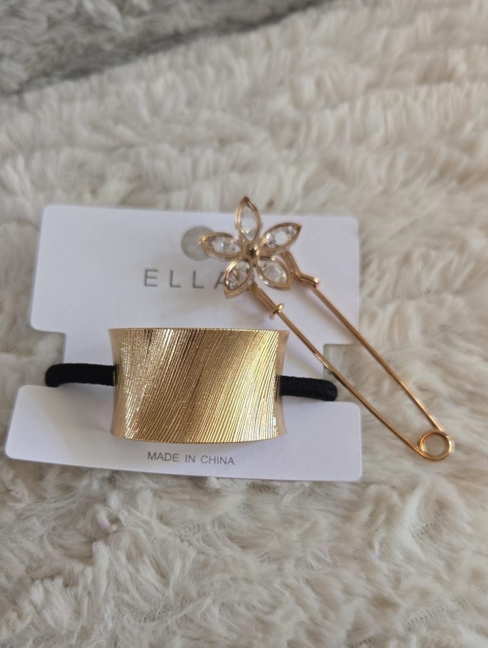 Ponytail Hold With Large Pin